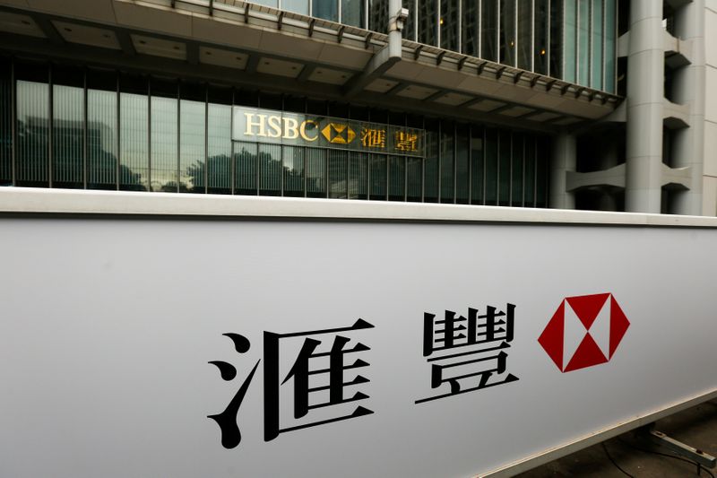 &copy; Reuters. FILE PHOTO: A logo of HSBC is displayed at a tram station outside its headquarters building in Hong Kong