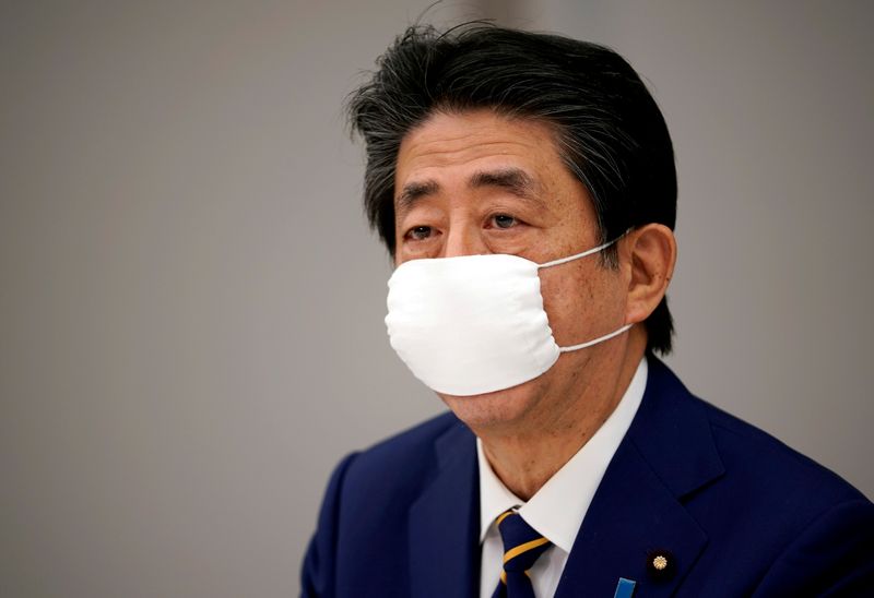 © Reuters. 緊急事態31日まで延長、14日の専門家評価で部分解除も＝安倍首相