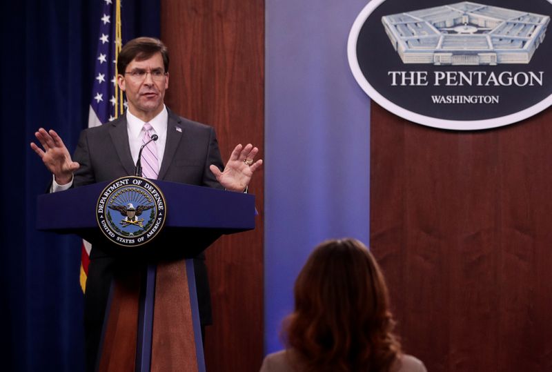 © Reuters. El secretario de Defensa de los Estados Unidos, Mark Esper, responde a las preguntas durante una conferencia de prensa en el Pentágono en Arlington, Virginia, EEUU