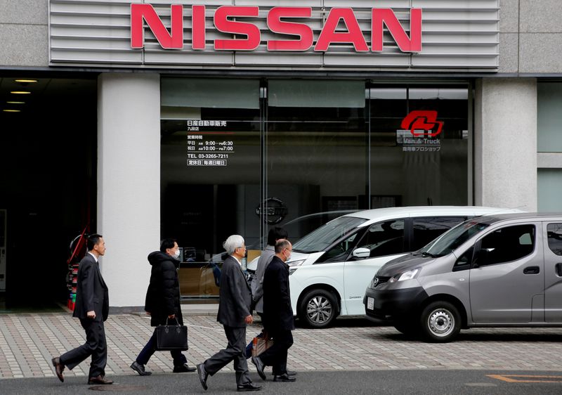 &copy; Reuters. FILE PHOTO: People walk past a dealer shop of Nissan Motor in Tokyo