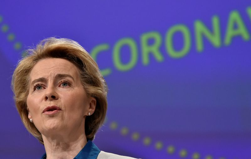 &copy; Reuters. FOTO DE ARCHIVO: La presidenta de la Comisión Europea, Ursula von der Leyen, en la sede de la UE en Bruselas, el 15 de abril de 2020