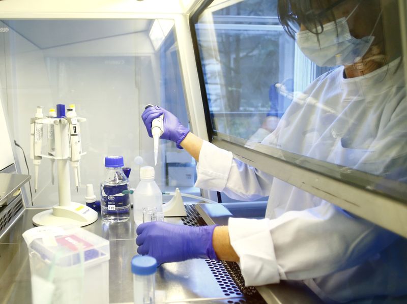 &copy; Reuters. Un tecnico di laboratorio presso l&apos;Inselspital Universitaetsspital dell&apos;università di Berna durante la ricerca di un trattamento per il coronavirus, 22 aprile 2020