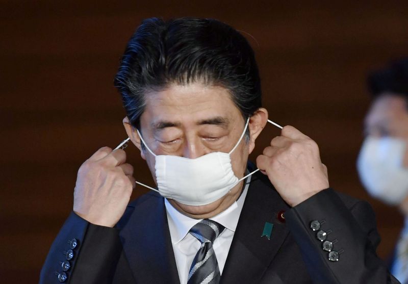 &copy; Reuters. Japan&apos;s Prime Minister Shinzo Abe speaks to media on Japan&apos;s response to the coronavirus disease (COVID-19) outbreak in Tokyo