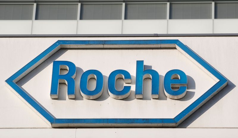 © Reuters. FILE PHOTO: The logo of Swiss drugmaker Roche at its headquarters in Basel