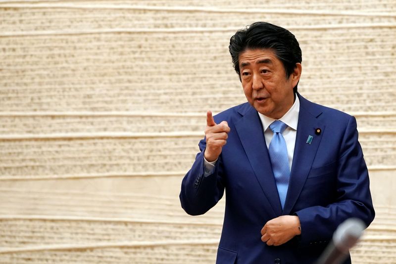 &copy; Reuters. رئيس وزراء اليابان يطلب من الخبراء وضع خارطة طريق لبدء تشغيل الاقتصاد