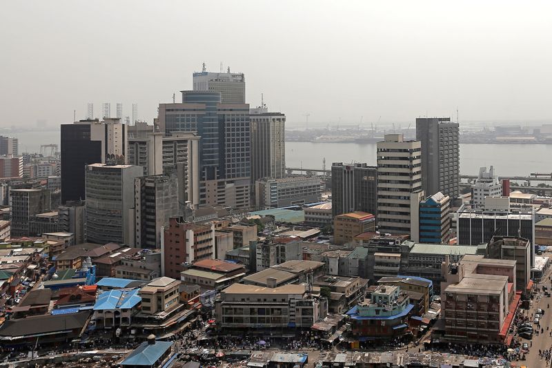 © Reuters. FOTO DE ARCHIVO: Una vista general muestra el distrito central de negocios en Lagos, la capital comercial de Nigeria
