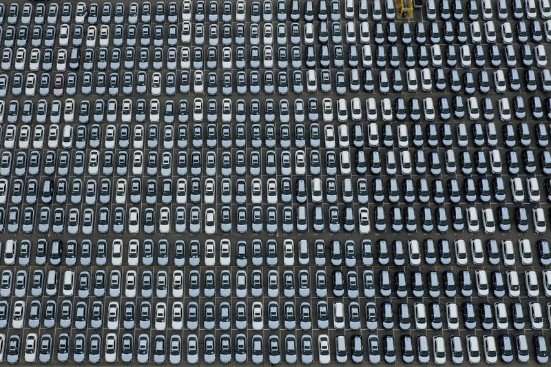 © Reuters. FILE PHOTO: New cars are seen lined up next to the dock as the global outbreak of the coronavirus disease (COVID-19) continues, at the Port of Los Angeles