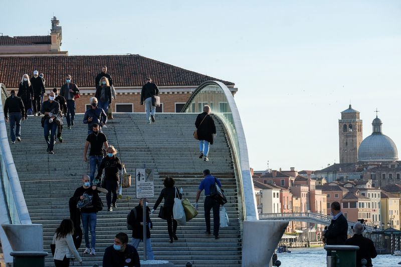 &copy; Reuters. More movement is seen on the Constitution bridge, as the country begins relaxing restrictions as it prepares a staged end to Europe&apos;s longest coronavirus lockdown due to spread of the coronavirus disease (COVID-19), in Venice