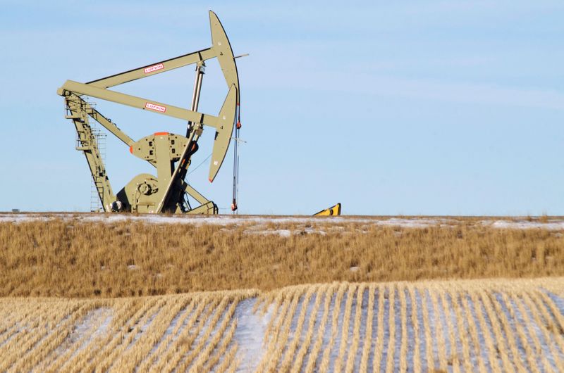 © Reuters. FILE PHOTO: An oil pumpjack operates near Williston