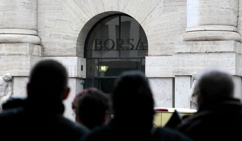 &copy; Reuters. Alcune persone davanti all&apos;edificio della borsa di Milano
