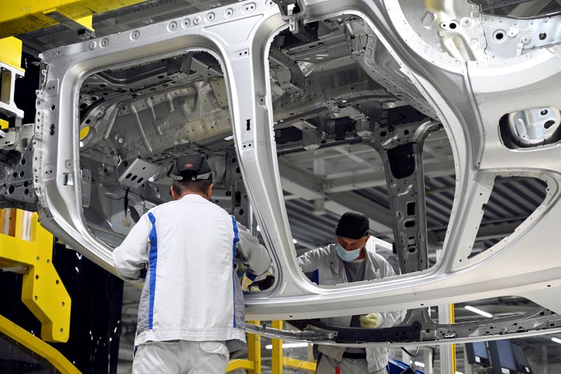 © Reuters. Homens trabalham em linha de montagem da Volkswagen na Bratisláva, Eslováquia