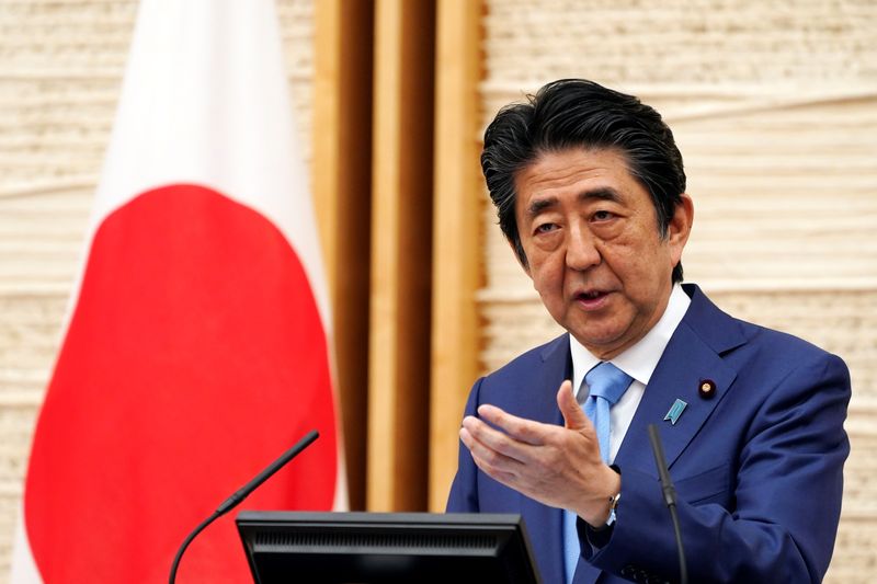 &copy; Reuters. Premiê do Japão, Shinzo Abe, discursa em coletiva de imprensa ao ampliar estado de emergência no país