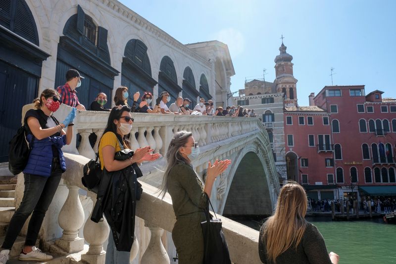 © Reuters. A rally organised by small business owners stops by the Rialto bridge to commemorate the health care workers as Italy begins a staged end to a nationwide lockdown due to a spread of the coronavirus disease (COVID-19), in Venice