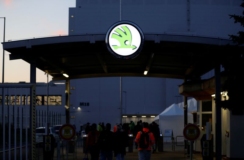&copy; Reuters. Workers enter Skoda Auto&apos;s factory as the company restarts production after shutting down last month due to the coronavirus disease (COVID-19) outbreak in Mlada Boleslav