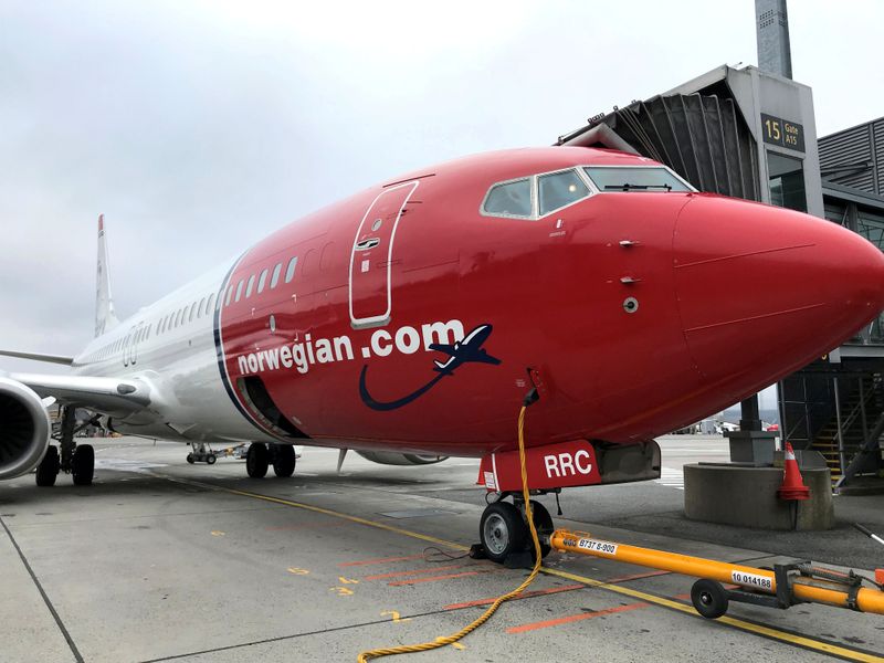 &copy; Reuters. FOTO DE ARCHIVO: Un avión de Norwegian Air es reabastecido en el aeropuerto de Oslo Gardermoen, Noruega, el 7 de noviembre de 2019