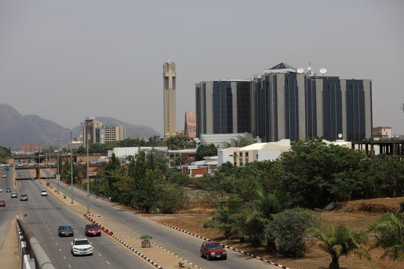 &copy; Reuters. FILE PHOTO: Cars drive past the Central Bank of Nigeria headquaters in Abuja