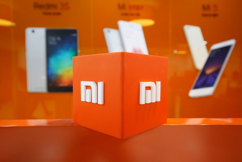 © Reuters. FILE PHOTO: The logo of Xiaomi is seen inside the company's office in Bengaluru, India