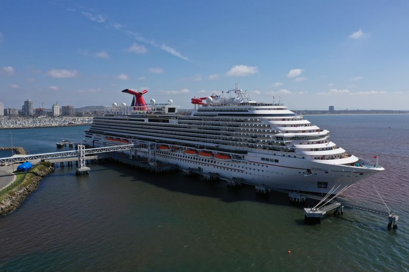 &copy; Reuters. FOTO DE ARCHIVO. El crucero Carnival Panorama se encuentra atracado y sin pasajeros, en Long Beach, California, EEUU.