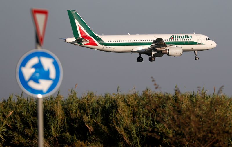 &copy; Reuters. FILE PHOTO: An Alitalia Airbus A320 airplane approaches to land at Fiumicino airport in Rome, Italy