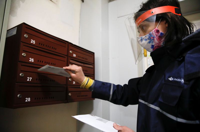 © Reuters. Postman delivers the letters to a mailbox in Warsaw