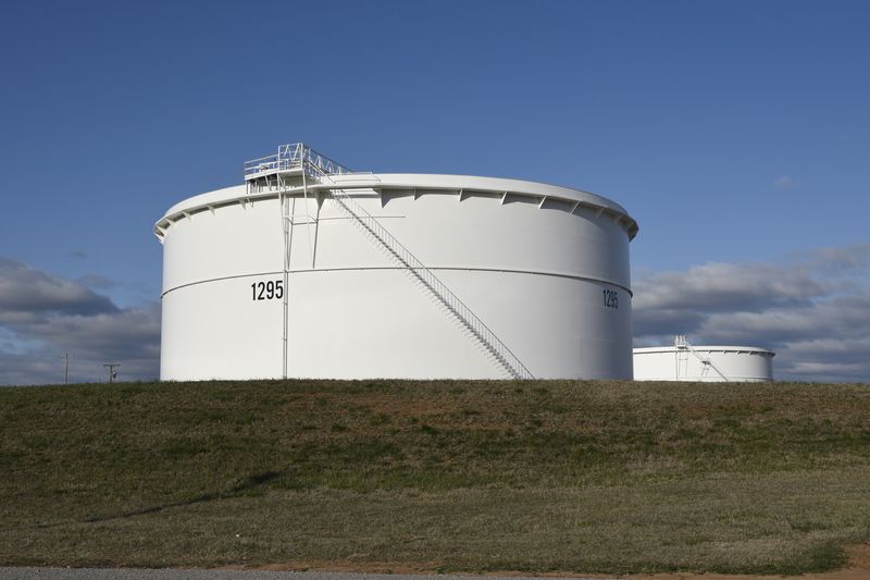 &copy; Reuters. FILE PHOTO: Enbridge Inc.&apos;s crude oil storage tanks are seen during a tour of their tank farm in Cushing