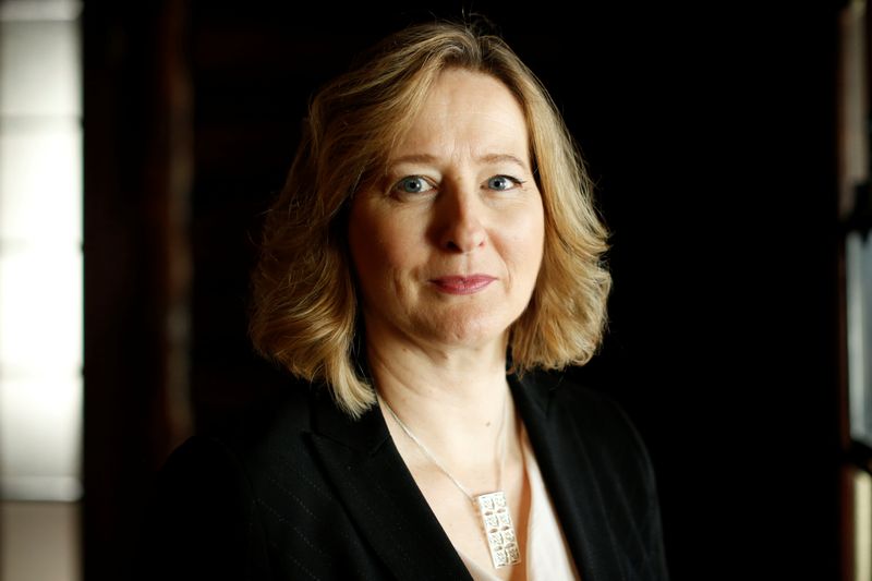 © Reuters. FILE PHOTO: Bank of Canada Senior Deputy Governor Carolyn Wilkins poses for a photograph following an interview with Reuters in Montebello