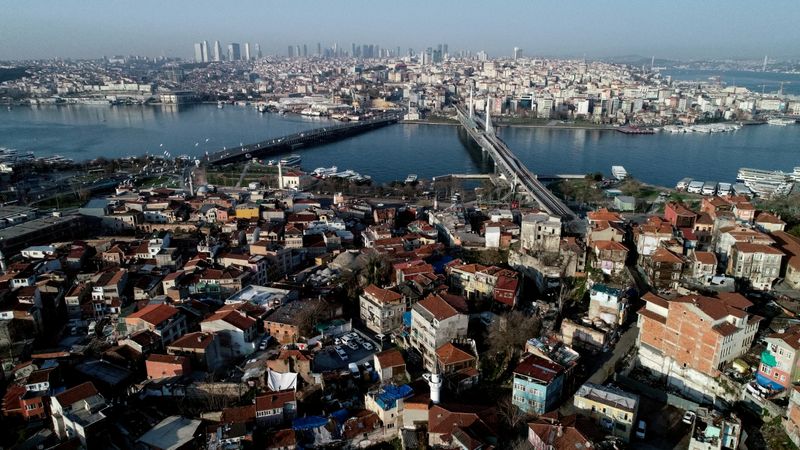 © Reuters. FILE PHOTO: An aerial view of the city during the outbreak of the coronavirus disease (COVID-19), in Istanbul