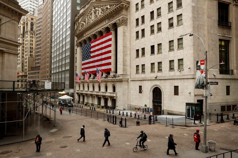 &copy; Reuters. FILE PHOTO:  Morning commuters are seen on Wall St. outside the NYSE in New York