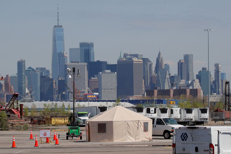 &copy; Reuters. Contêineres refrigerados para guardar corpos no Brooklyn, em Nova York, durante a pandemia de coronavírus