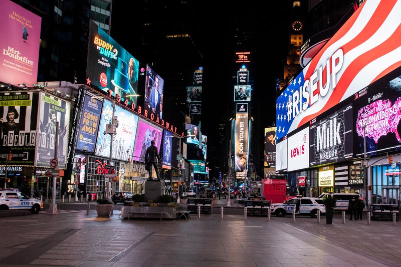 &copy; Reuters. FOTO DE ARCHIVO. Se ve Times Square vacío durante el brote de coronavirus (COVID-19), en Nueva York, EEUU.