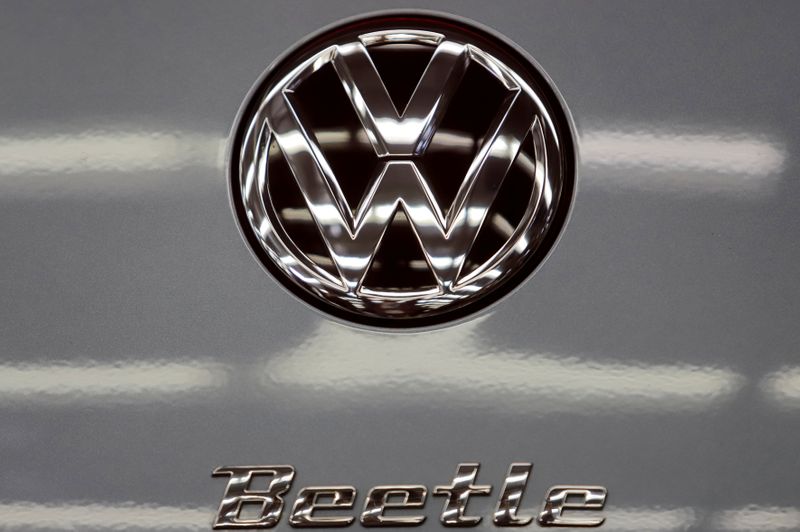 &copy; Reuters. FILE PHOTO: A logo is seen on a Volkswagen Beetle car during a ceremony marking the end of production of VW Beetle cars, at company&apos;s assembly plant in Puebla