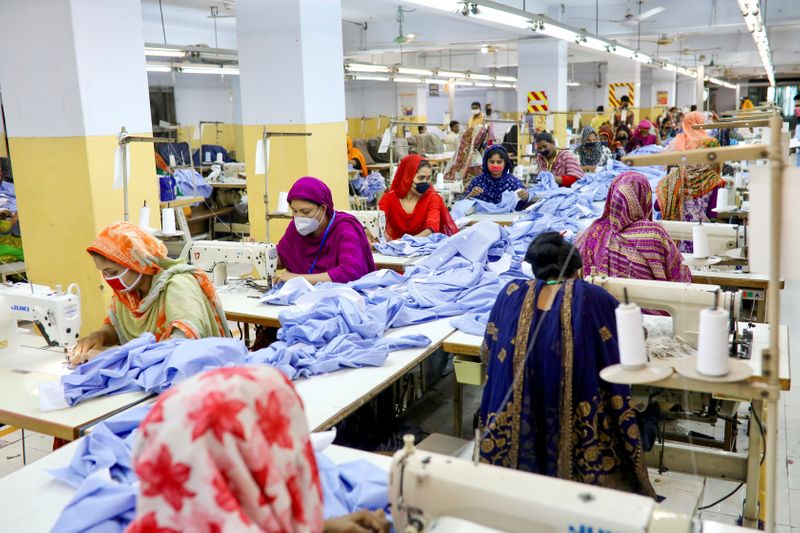 © Reuters. FILE PHOTO: Women work in a garment factory, as factories reopened after the government has eased the restrictions amid concerns over the coronavirus disease (COVID-19) outbreak in Dhaka