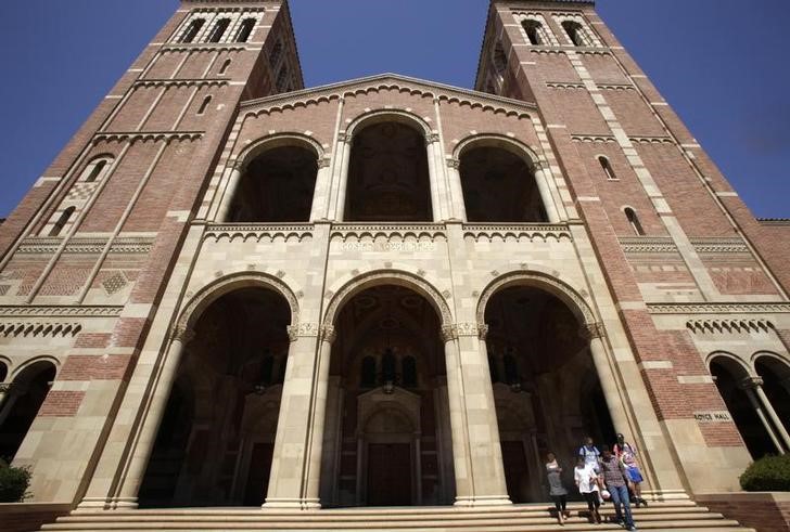 &copy; Reuters. Estudiantes caminan por el campus de la Universidad de California en Los Ángeles (UCLA), 18 de septiembre de 2009