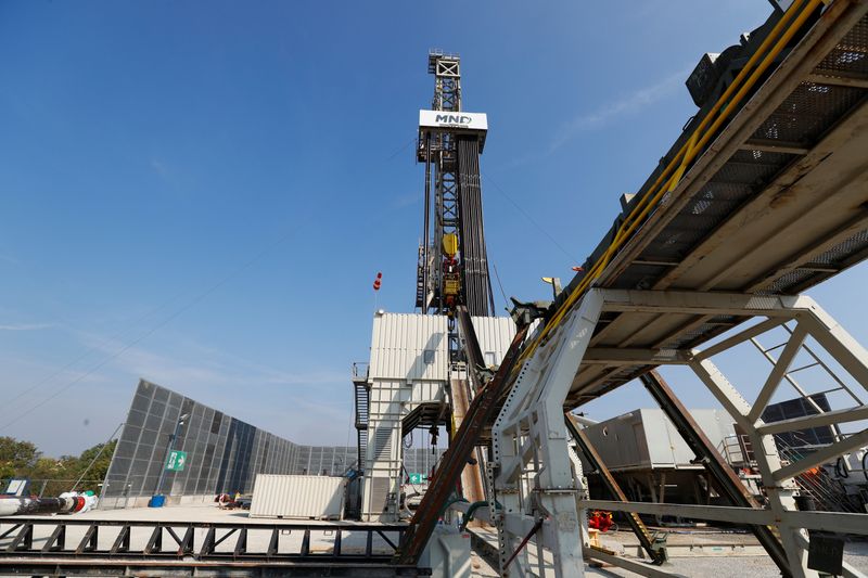 © Reuters. A drilling rig of Austria's oil and gas group OMV is seen near Maustrenk