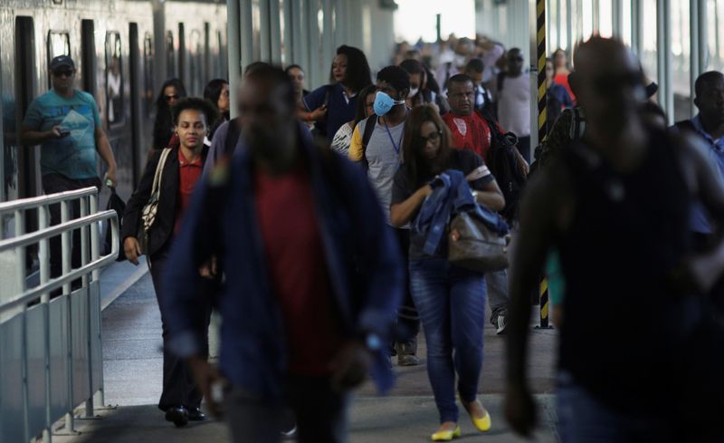 © Reuters. Passageiros caminham em plataforma da Central do Brasil, no Rio de Janeiro
