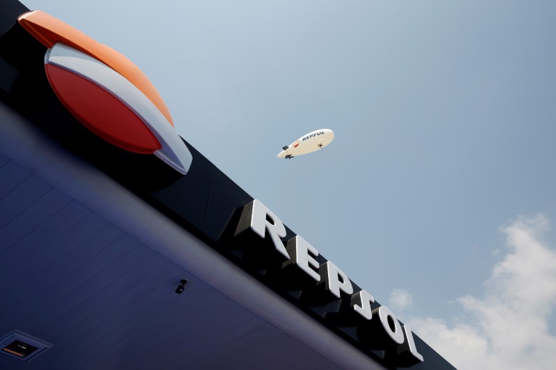 &copy; Reuters. FOTO DE ARCHIVO: El logo del Repsol en Ciudad de México