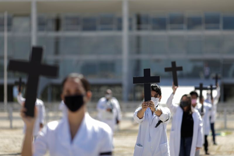 &copy; Reuters. Enfermeiras durante ato silencioso em Brasília