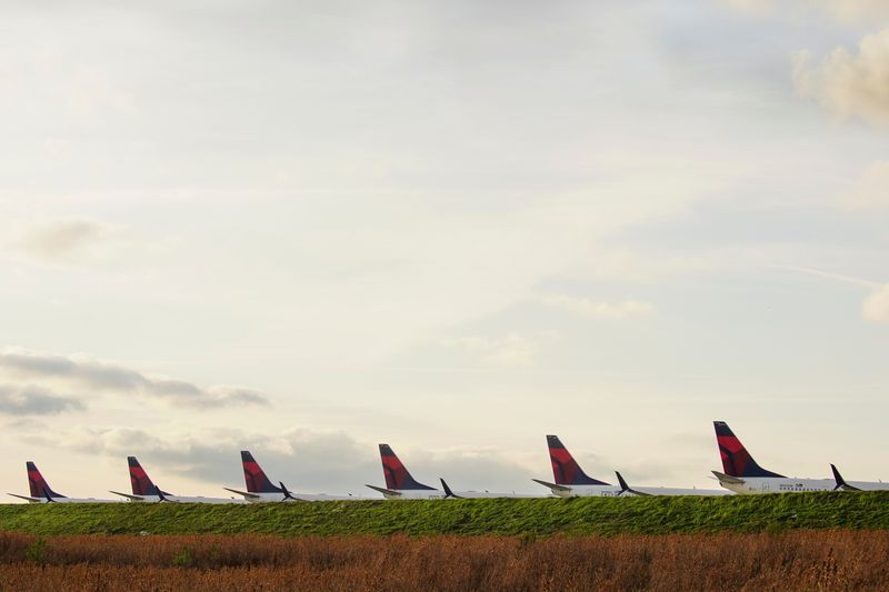 &copy; Reuters. FILE PHOTO: Delta Air Lines passenger planes crowd a runway in Atlanta