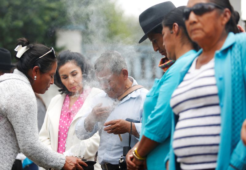 &copy; Reuters. Indígenas fazem ritual de limpeza contrra disseminação do coronavírus em Quito