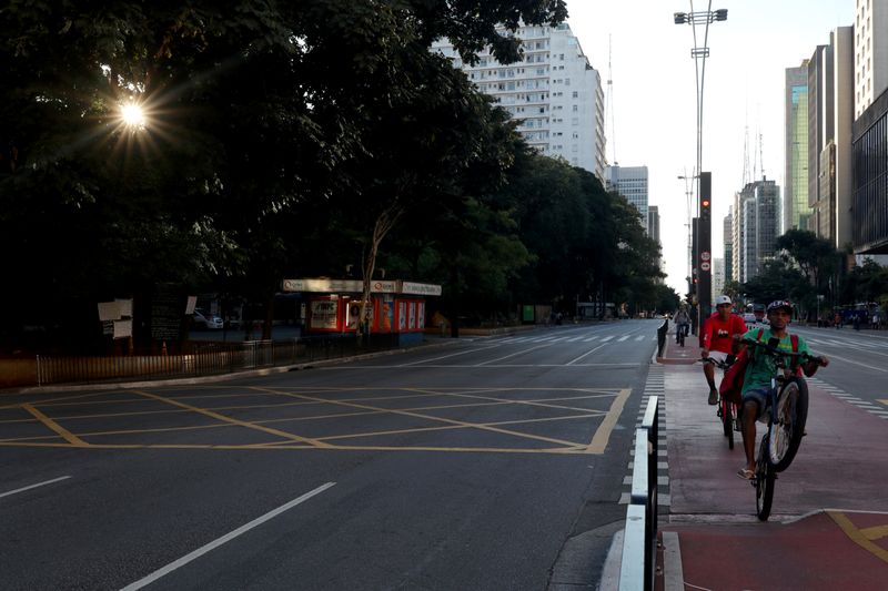 © Reuters. Avenida Paulista, em São Paulo, praticamente vazia em meio a medidas de isolamento tomadas para conter a disseminação do coronavírus