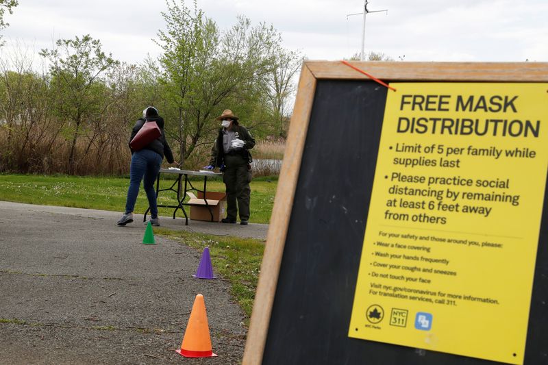 &copy; Reuters. Ponto de distribuição de máscara em parque do Queen, em Nova York