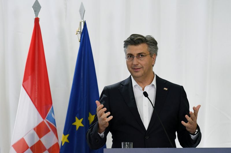 © Reuters. FILE PHOTO: Greek Prime Minister Mitsotakis, European Commission President von der Leyen, European Council President Michel, Croatia's Prime Minister Plenkovic and European Parliament President Sassoli make a joint statement in the village of Kastanies