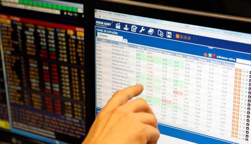 © Reuters. Operador da corretora Mirae analisa dados durante sessão da bolsa de valores de São Paulo