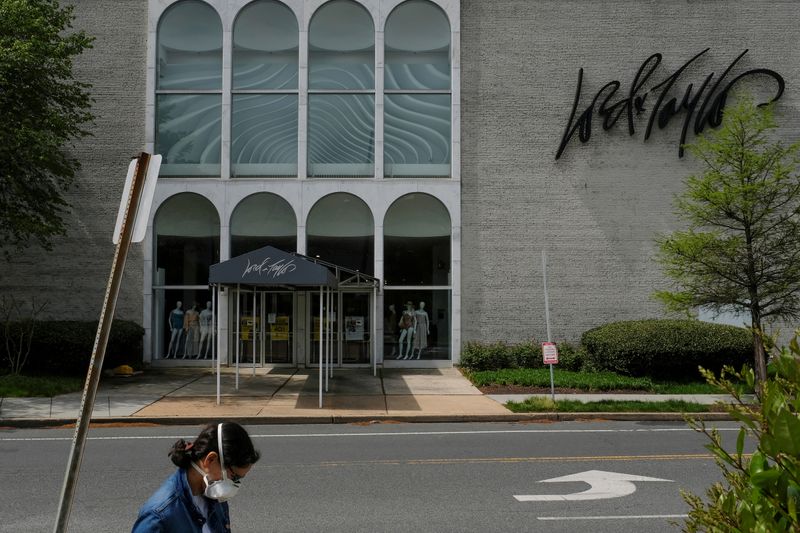 © Reuters. FILE PHOTO: The Wisconsin Place shopping center remains closed as the coronavirus disease (COVID-19) outbreak continues in Washington