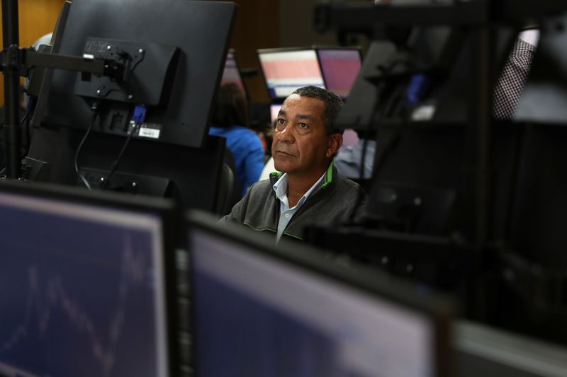 © Reuters. Operador da corretora Necton durante sessão da bolsa de valores de São Paulo