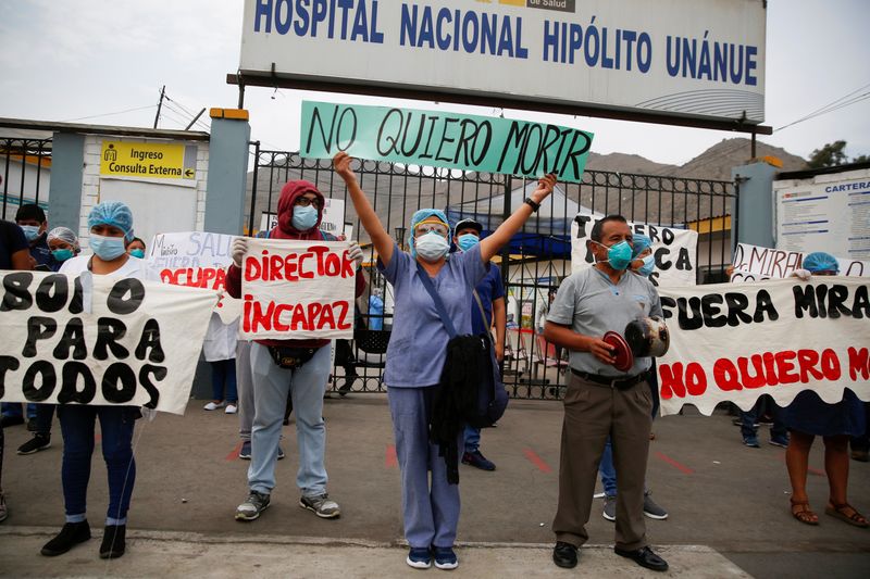 &copy; Reuters. Profissionais de saúde protestam devido à falta de equipamentos de proteção do lado de fora de hospital em Lima