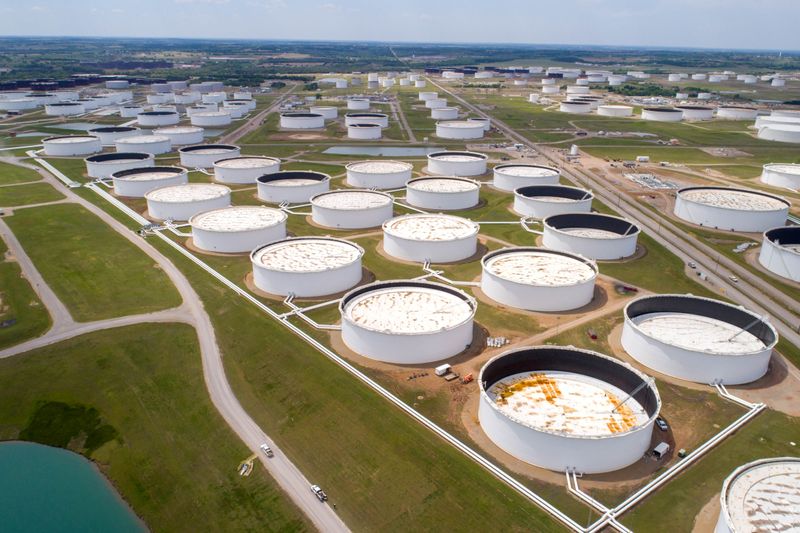 © Reuters. FILE PHOTO: Crude oil storage tanks are seen in an aerial photograph at the Cushing oil hub