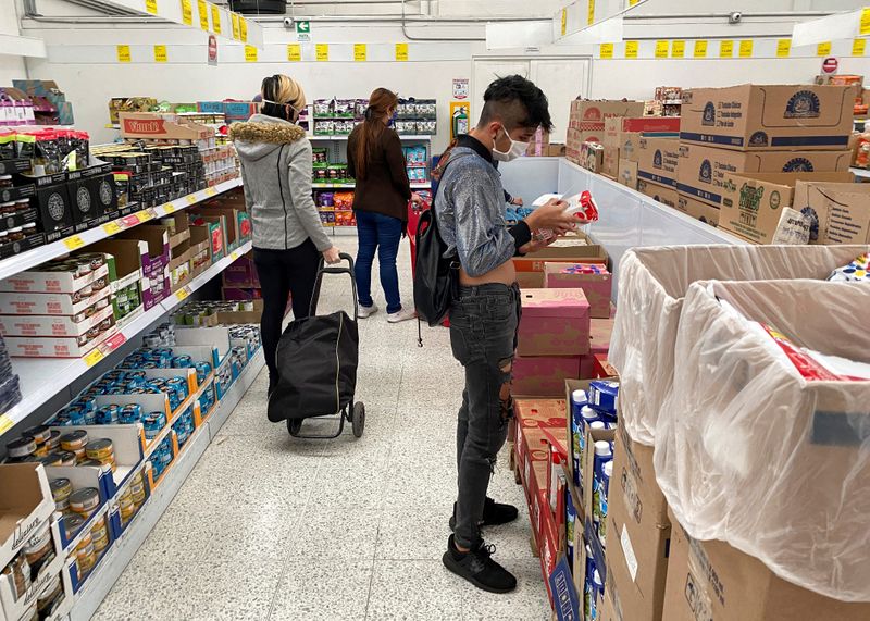 &copy; Reuters. Foto de Alis Nicolette Rodriguez, Rodríguez, estudiante de trabajo social transgénero y no binaria, haciendo compras en un supermercado en Bogotá en medio de la pandemia dde coronavirus