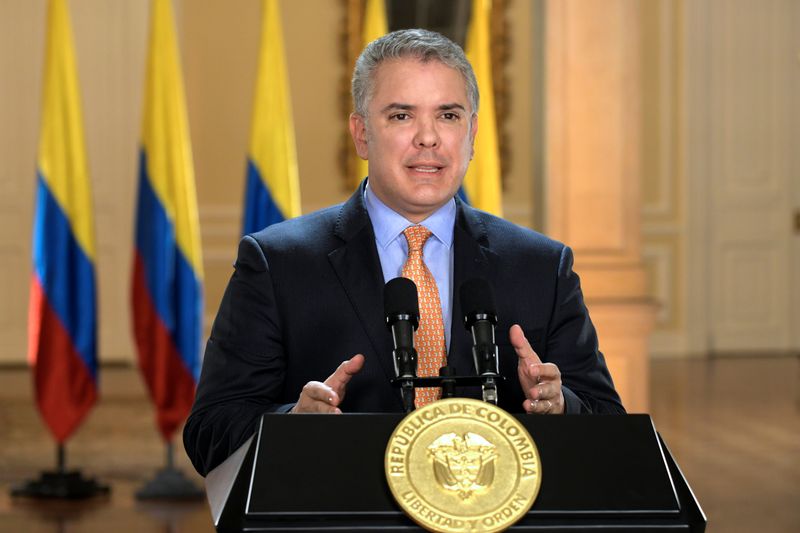 &copy; Reuters. Foto de archivo. El presidente de Colombia, Iván Duque, habla a la nación en un discurso televisado en el que declaró el estado de emergencia para frenar la expansión del coronavirus desde la sede de la Presidencia en Bogotá