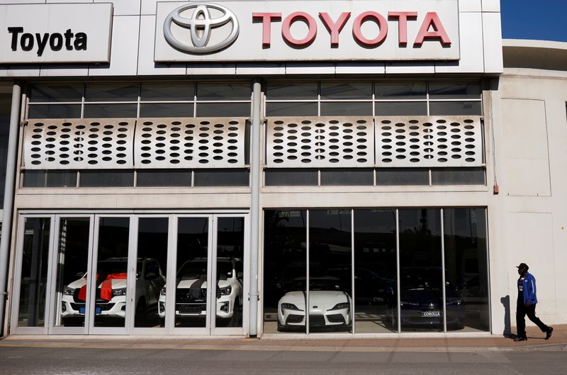 &copy; Reuters. A man walks past a closed Toyota car dealership during the coronavirus disease (COVID-19) nationwide lockdown in Cape Town